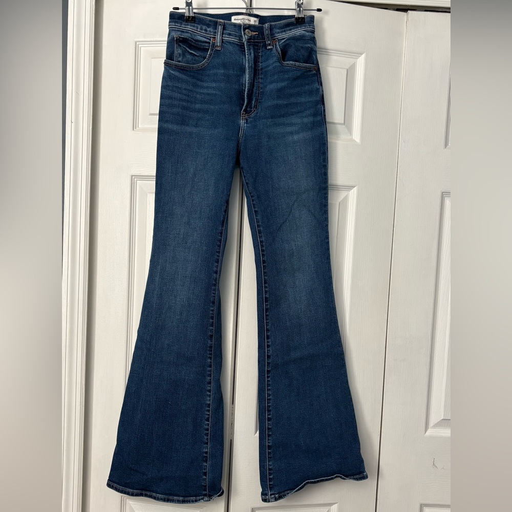 Abercrombie & Fitch Ultra High Rise Flare Jeans Sz 26